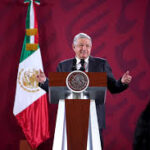 López Obrador anuncia aumento salarial a Maestros