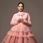 La cantante española-mexicana presenta “Quédate Con Ella” (Versión Mariachi), una emotiva reinterpretación que rinde homenaje a las raíces musicales de México