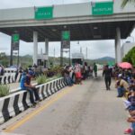 CNTE bloquea terminal de Pemex en Oaxaca, libera casetas y marcha al aeropuerto